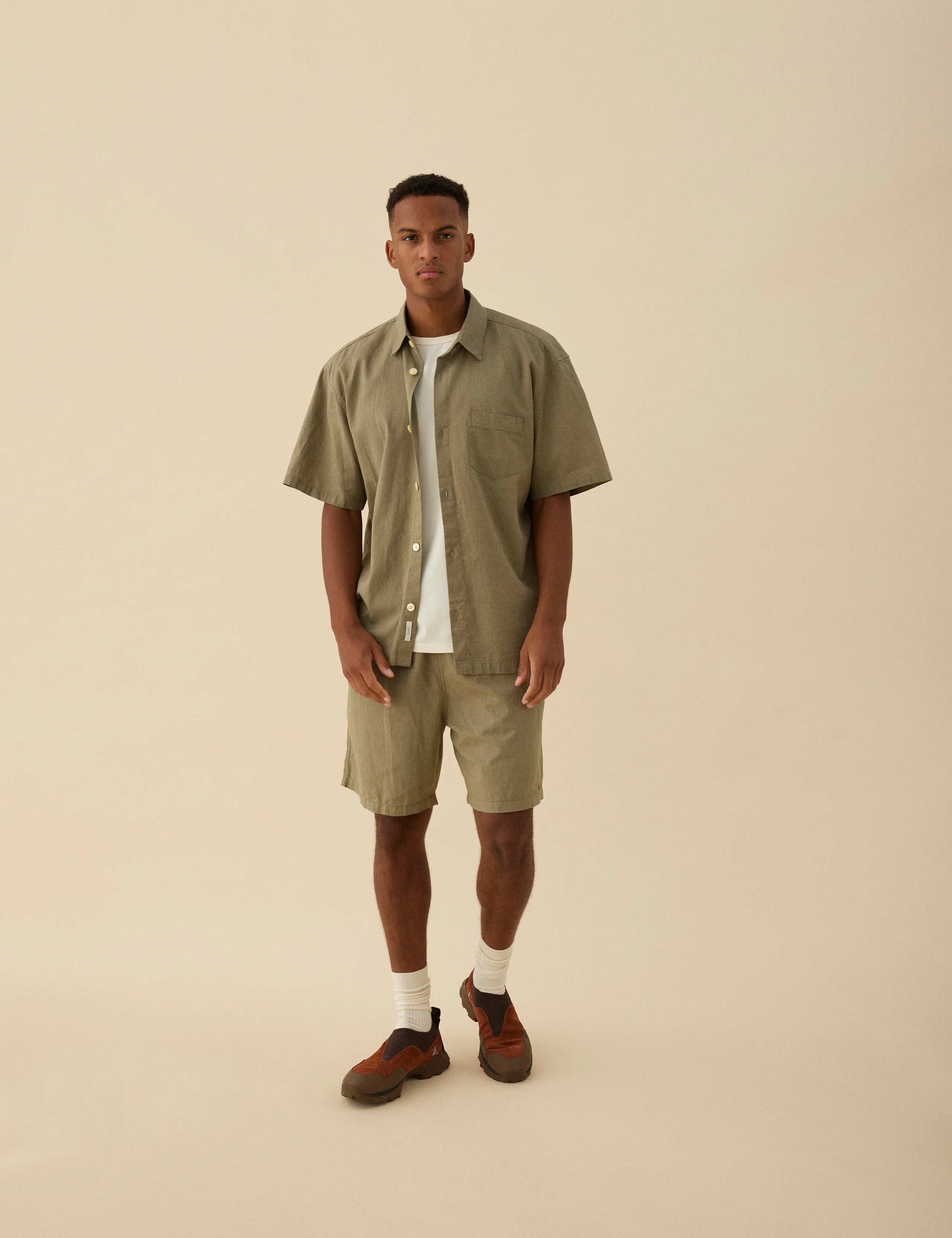 SERENE LINEN SS SHIRT - DUSTY OLIVE - Image 4