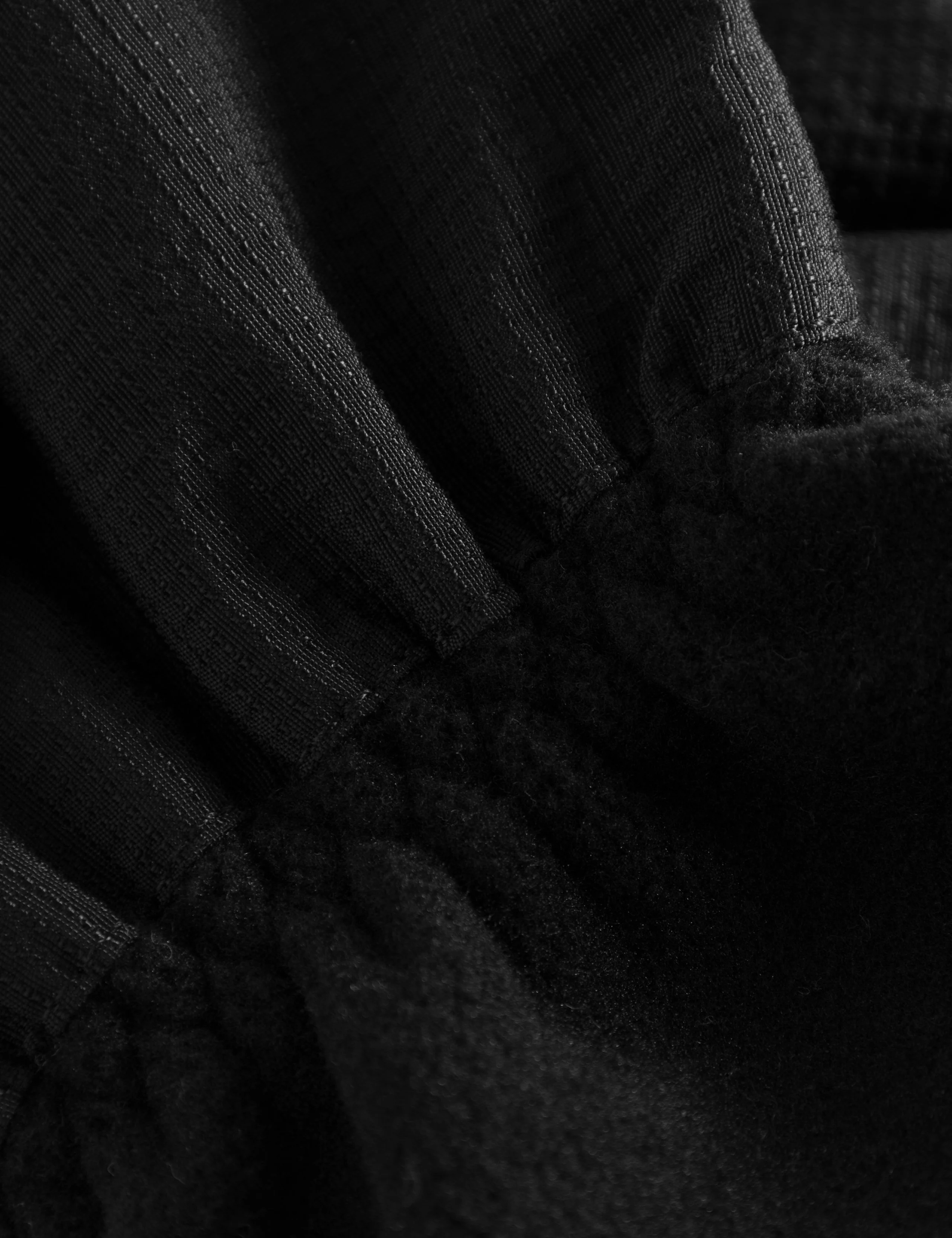 SNOWY FLEECE GLOVES - BLACK - Image 4